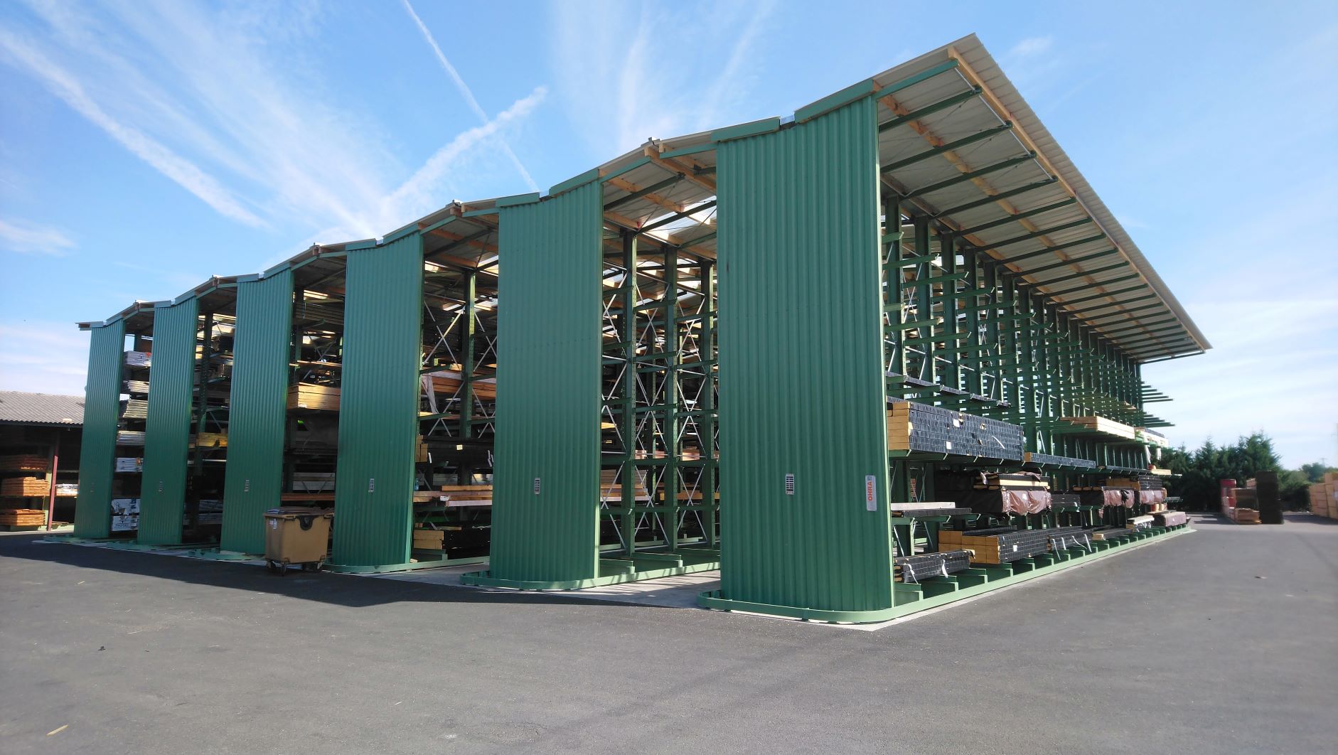 Rack-clad warehouse Cantilever racking