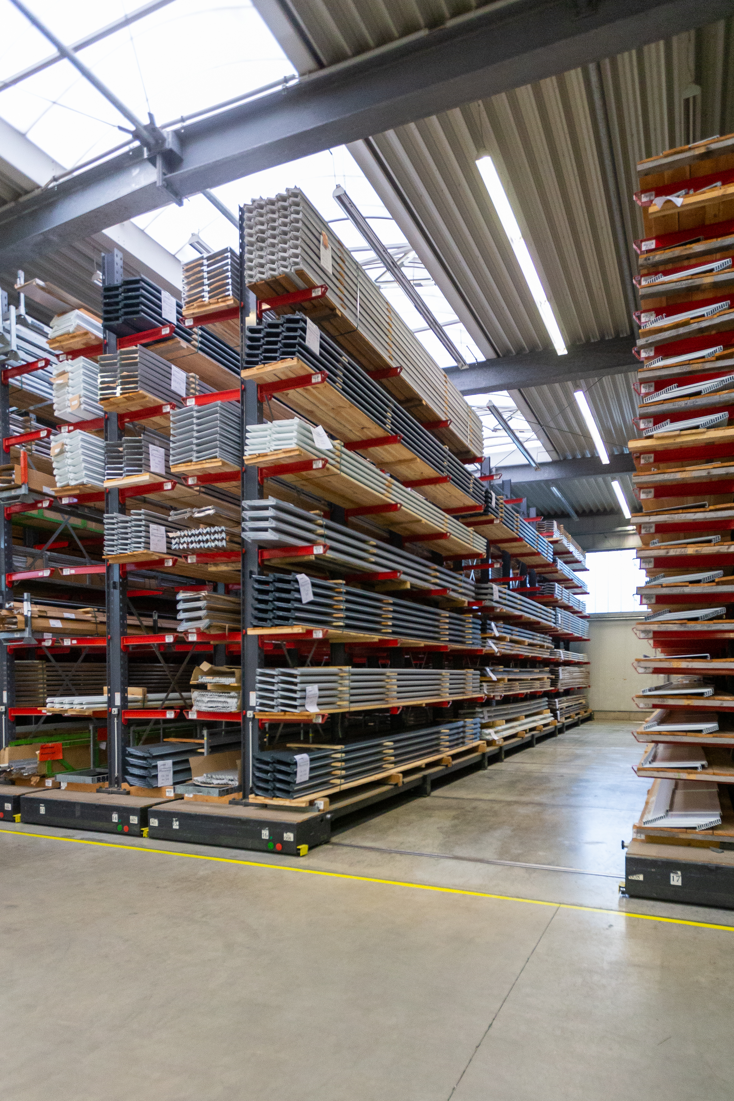 Mobile cantilever racking