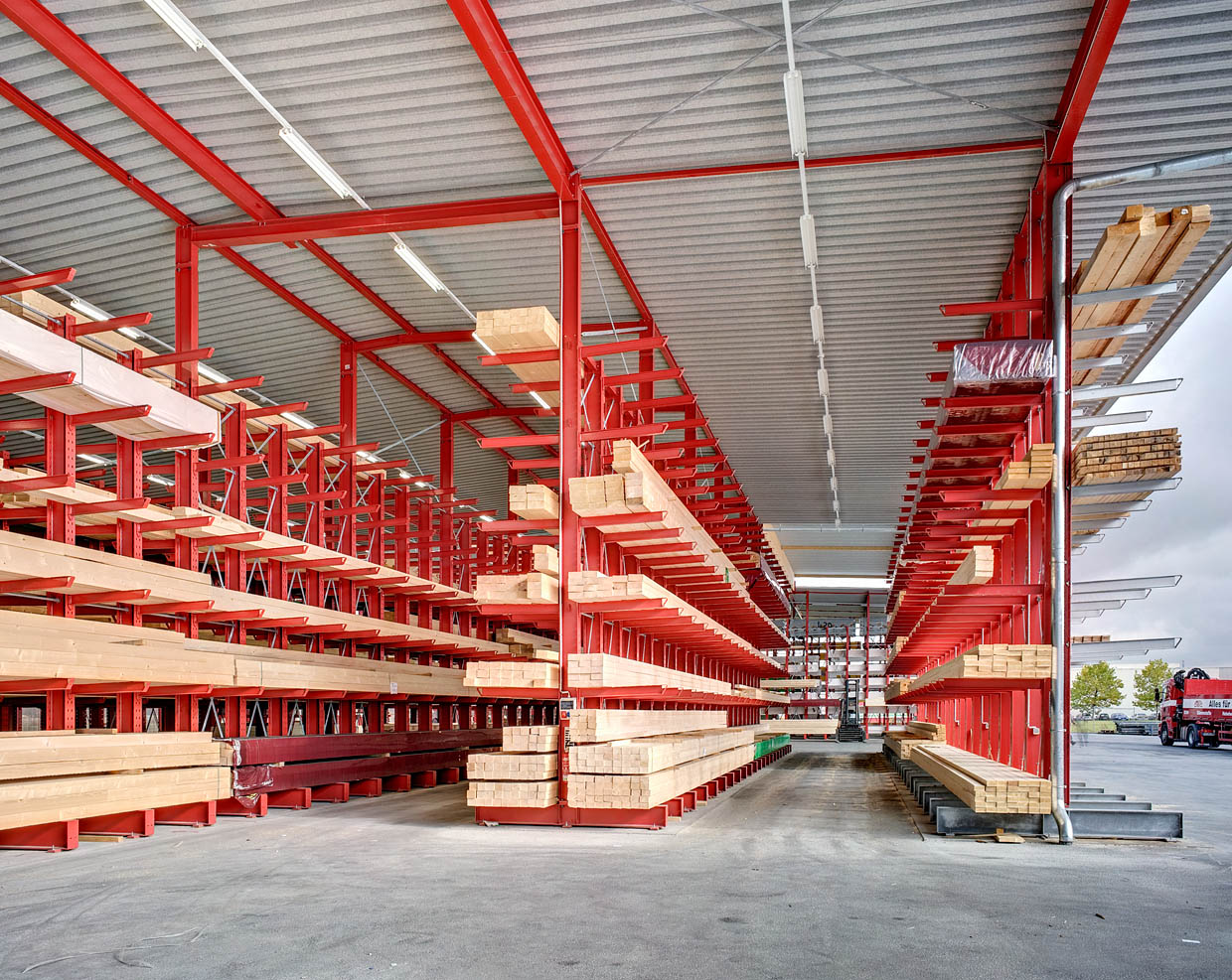 Rack-clad warehouse Cantilever racking